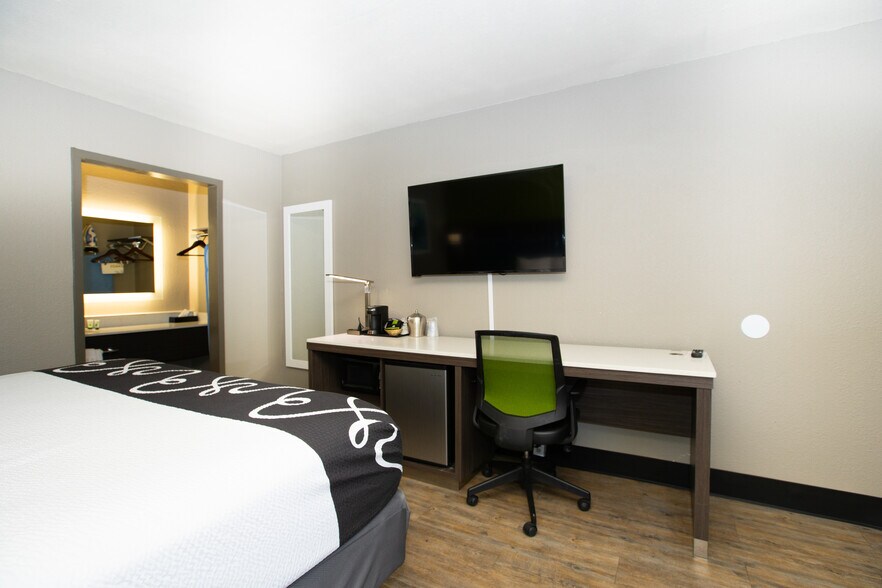 More Photos Of 915 W Cutting Blvd, Richmond Hotel For Sale