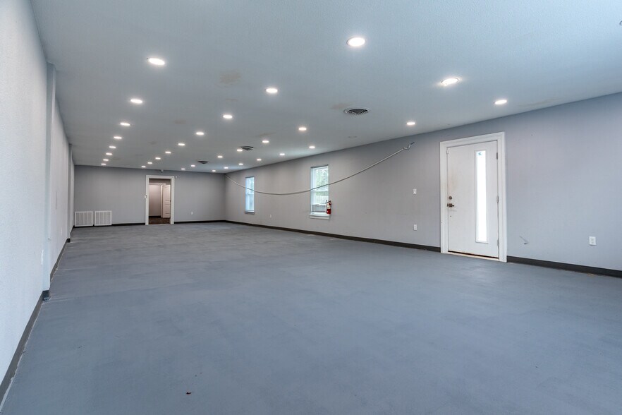 More Photos Of 8701 N Palafox St, Pensacola Flex For Sale