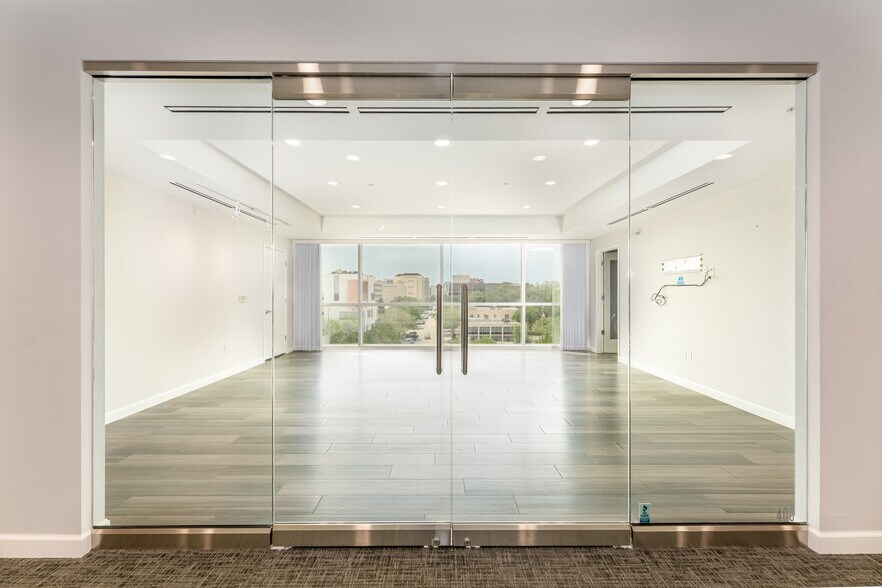 More Photos Of 1 S School Ave, Sarasota Medical For Lease