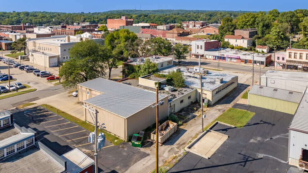 More Photos Of 422 Seneca St, Leavenworth Flex For Sale