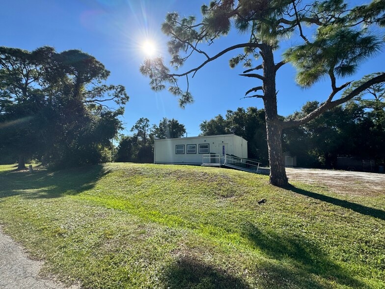 More Photos Of 1385 Touchstone Rd, North Fort Myers Flex For Sale