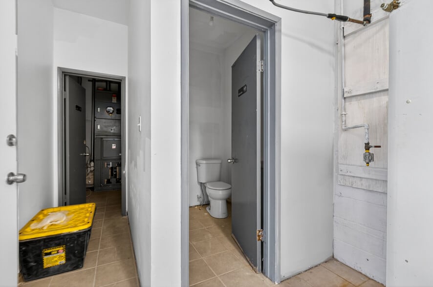 More Photos Of 7358 Radford Ave, North Hollywood Warehouse For Sale