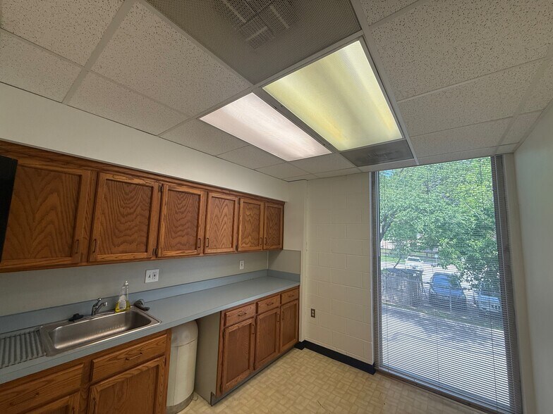 More Photos Of 1314 N 38th St, Kansas City Office For Lease