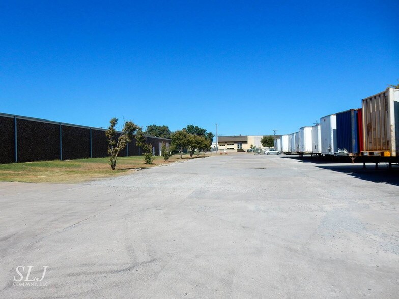 More Photos Of 15200 Midway Rd, Addison Warehouse For Lease