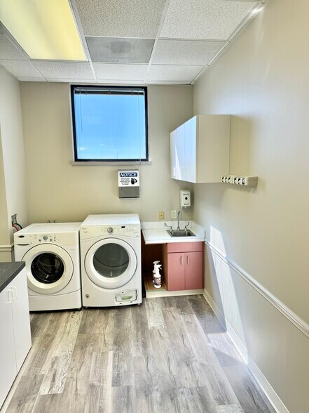 More Photos Of 130 N Gross Rd, Kingsland Medical For Sale