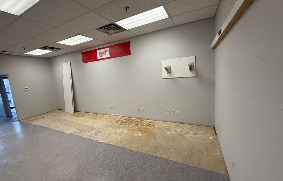 More Photos Of 188 Bunting Rd, St Catharines Light Distribution For Lease