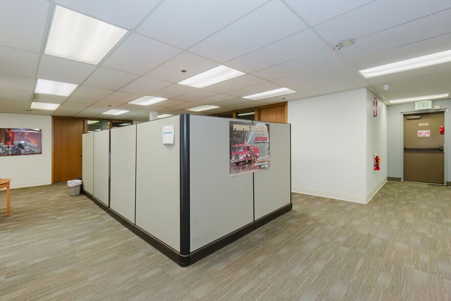 More Photos Of 1040 NE Hostmark St, Poulsbo Office For Sale