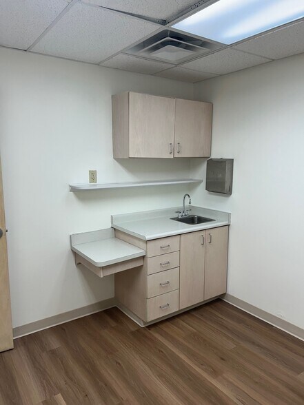 More Photos Of 2011 E Houston St, San Antonio Medical For Lease