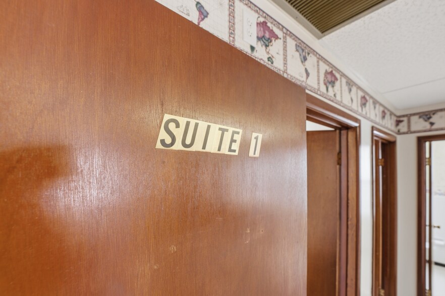 More Photos Of 29 Jarvis St, Fort Erie Office For Sale