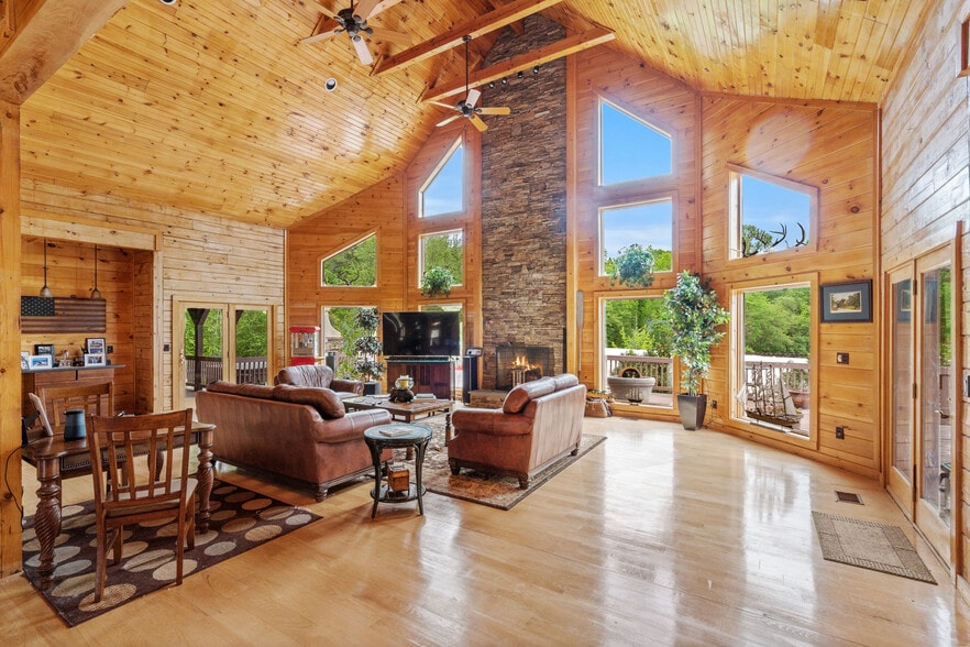 More Photos Of 11501 Popes Head Rd, Fairfax Garden Center For Sale