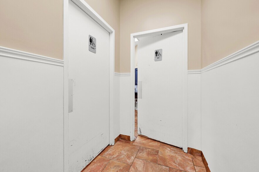 More Photos Of 1055 Bay Area Blvd, Houston Restaurant For Sale