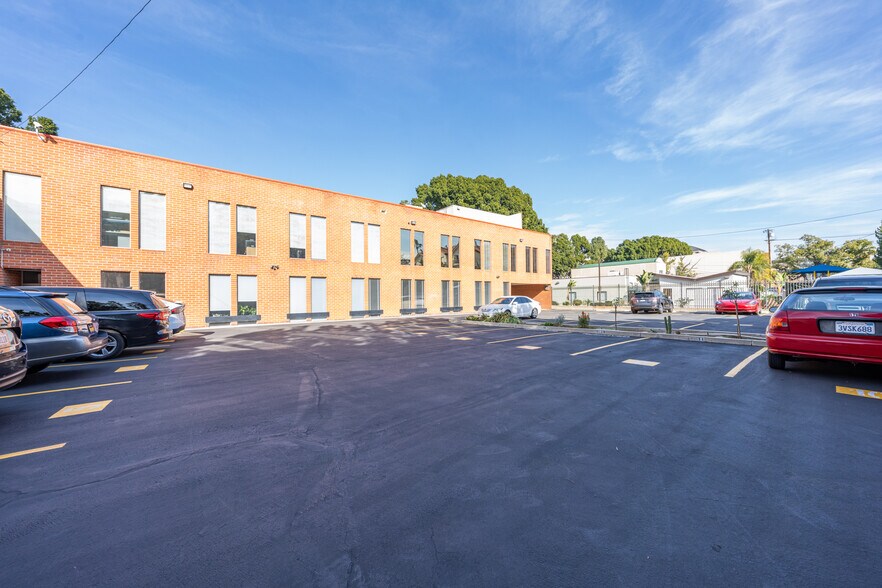 More Photos Of 690 E Green St, Pasadena Office For Lease