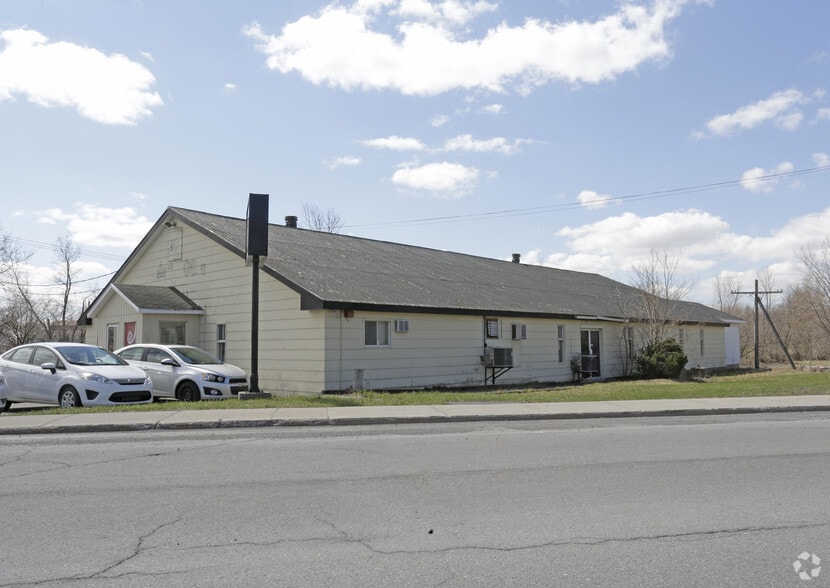 Primary Photo Of 20 Montée Lasaline, Saint-Constant Storefront For Sale