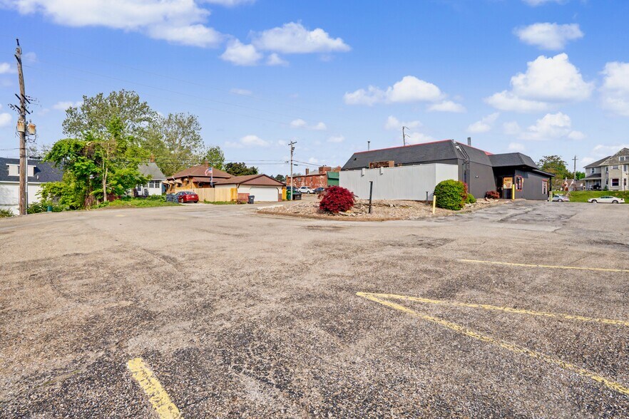 More Photos Of 605 S 10th St, Burlington General Retail For Sale