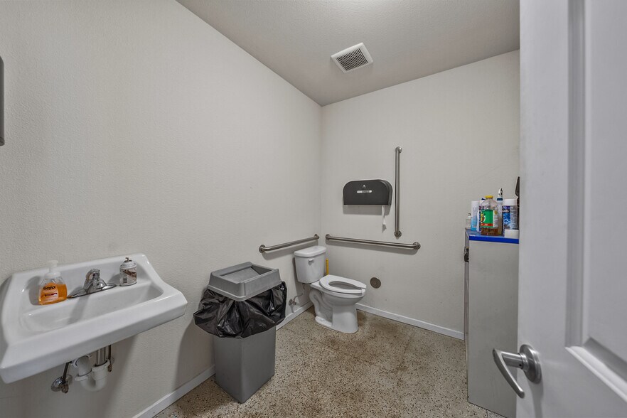 More Photos Of 1918 Bobcat Way, White City Warehouse For Sale