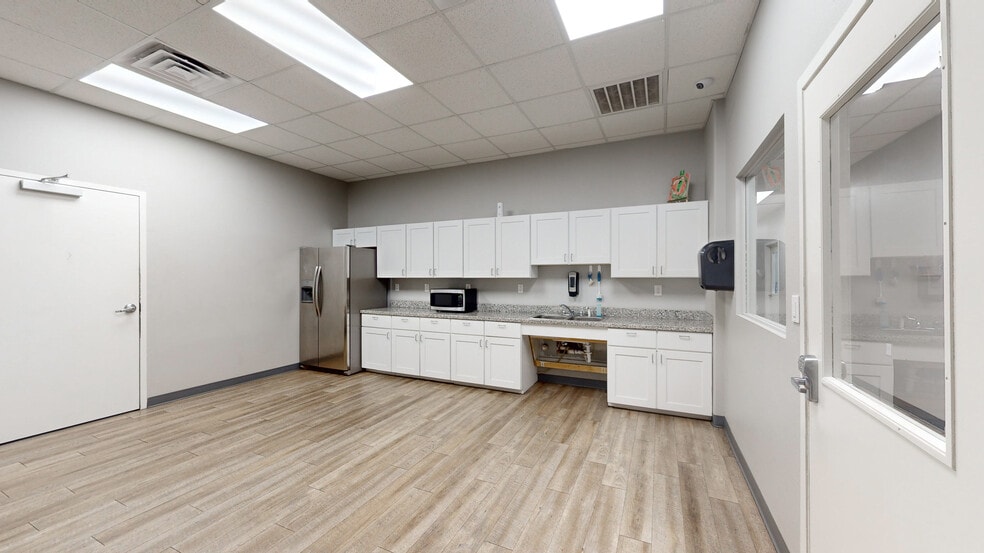 More Photos Of 1003 N Earl Rudder Fwy, Bryan Office For Sale