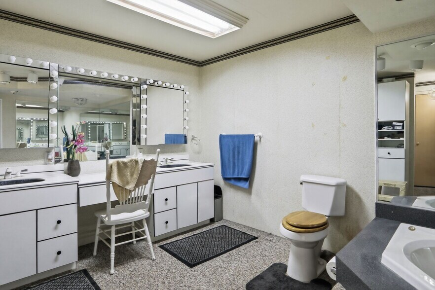 More Photos Of 501 S Breezewood Rd, Breezewood Specialty For Sale