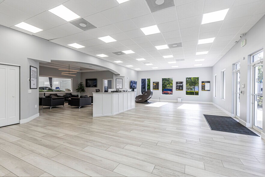 More Photos Of 3550 Westview Dr, Naples Showroom For Sale