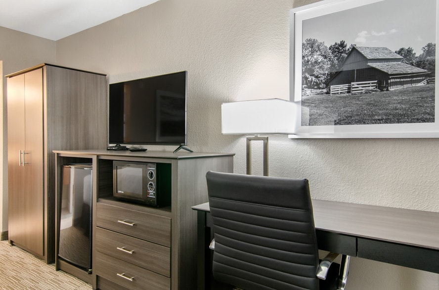 More Photos Of 2700 W 18th Ave, Emporia Hotel For Sale