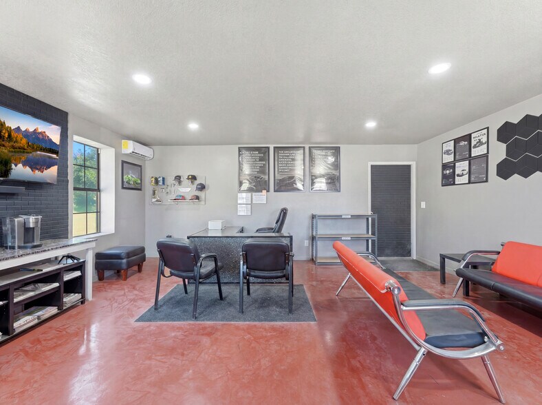 More Photos Of 117 Business Dr W, Kerrville Warehouse For Sale