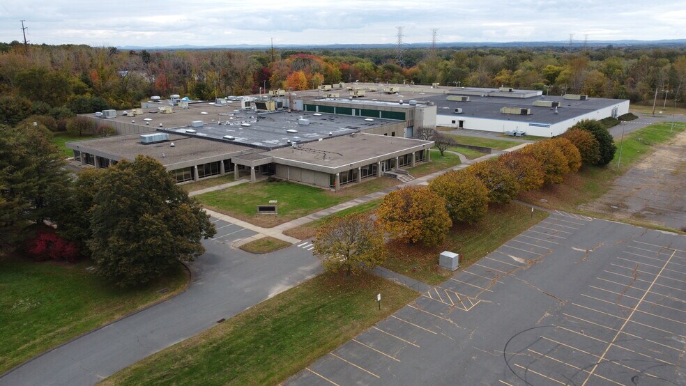 More Photos Of 92 Deerfield Rd, Windsor Unknown For Lease
