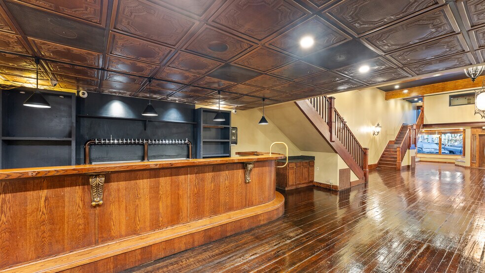 More Photos Of 117 W Walnut St, Rogers Restaurant For Lease