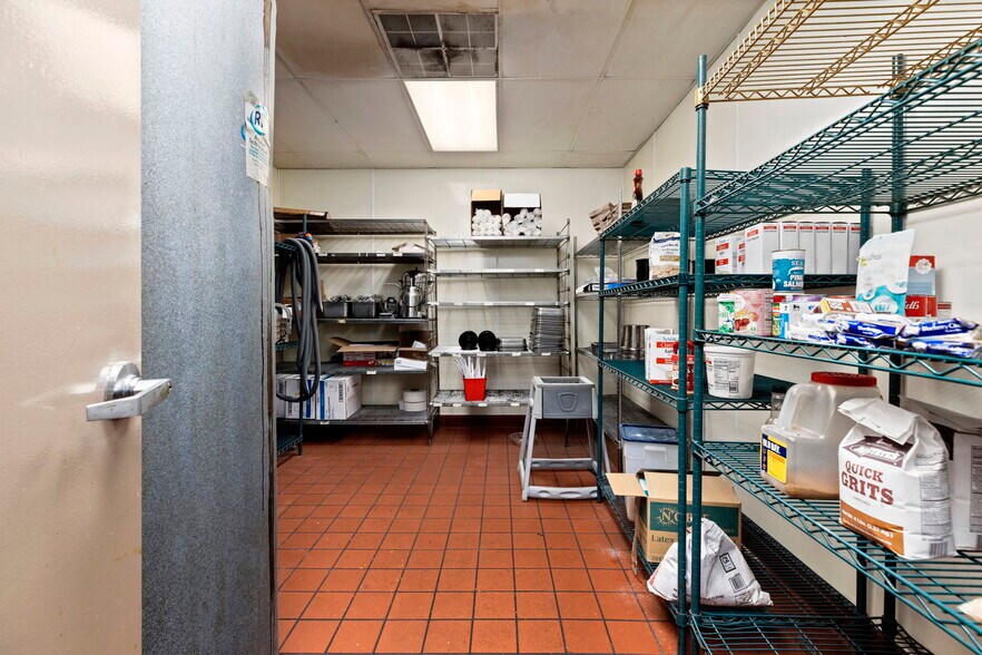 More Photos Of 250 Conicville Rd, Mount Jackson Hotel For Lease