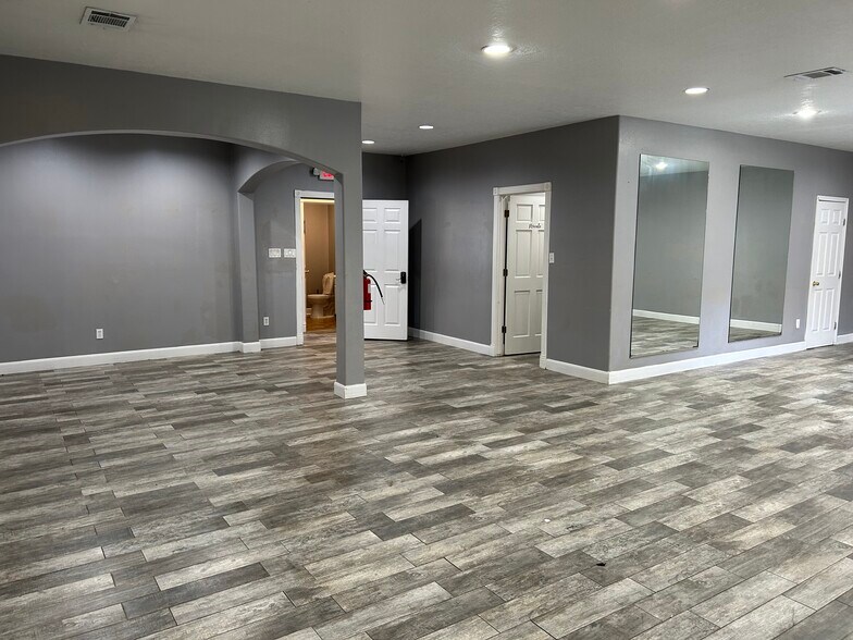 More Photos Of 10430 Fm 1097 Rd W, Willis Freestanding For Lease