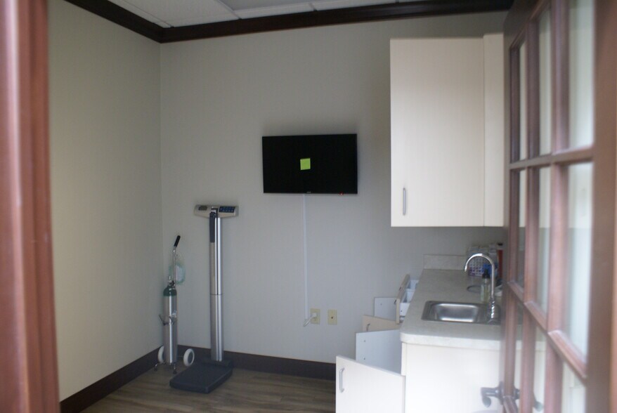 More Photos Of 1324 Dowell Springs Blvd, Knoxville Office For Sale