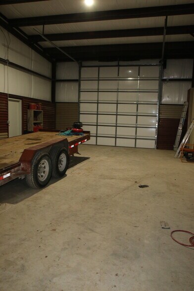 More Photos Of 8515 S Regency Dr, Tulsa Warehouse For Lease