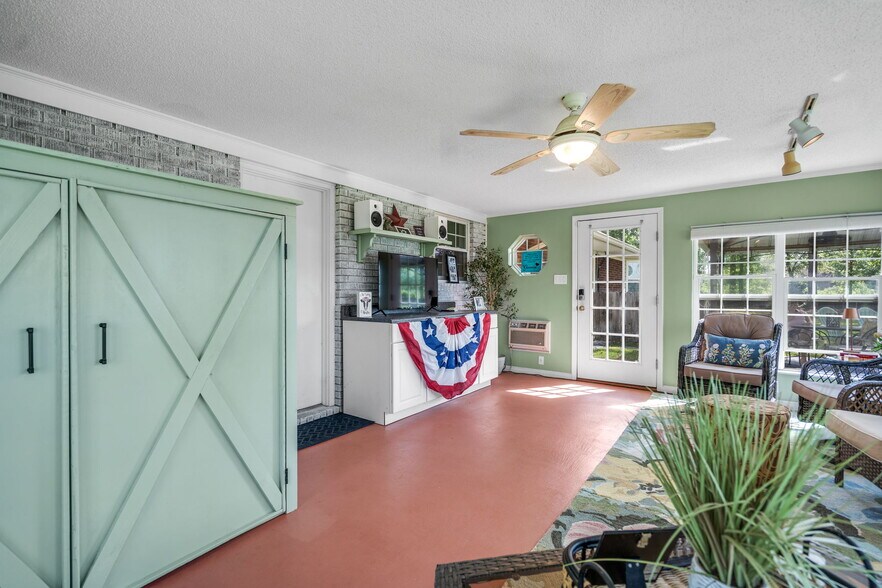 More Photos Of 695 Blue Jay Rd, Rincon General Retail For Sale