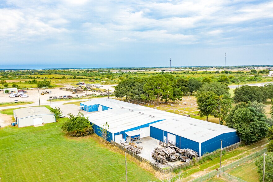 More Photos Of 601 S Meadow Ln, El Campo Warehouse For Lease