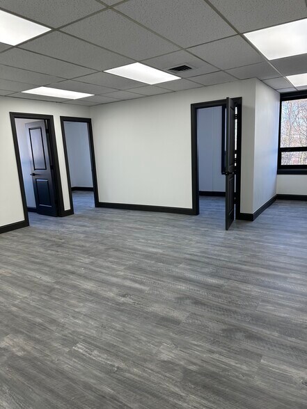 More Photos Of 40 Railroad Ave, Glen Head Flex For Lease