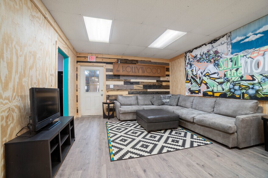 More Photos Of 5913 Tower Ave, Superior Flex For Sale