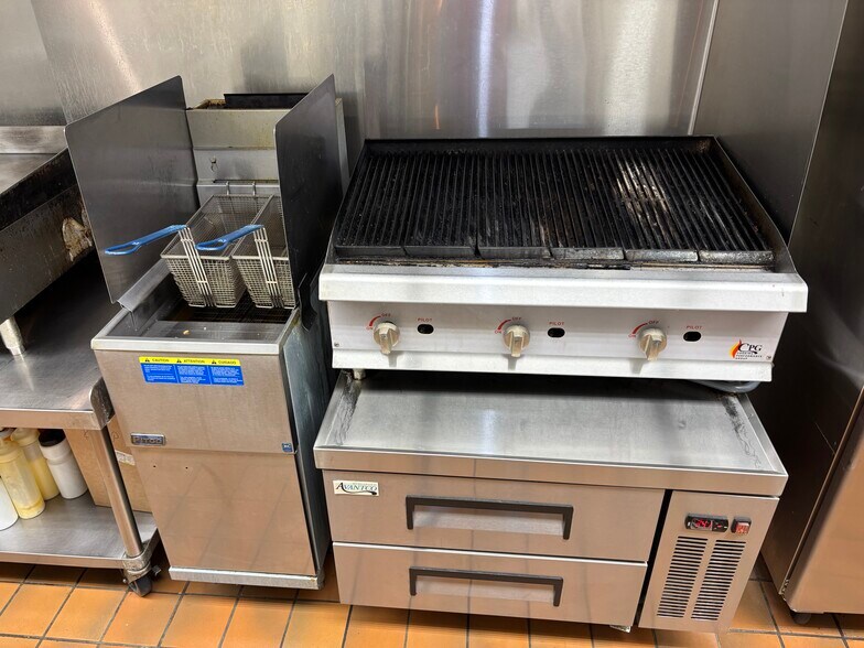 More Photos Of 140 E 12th St, Imperial Restaurant For Sale