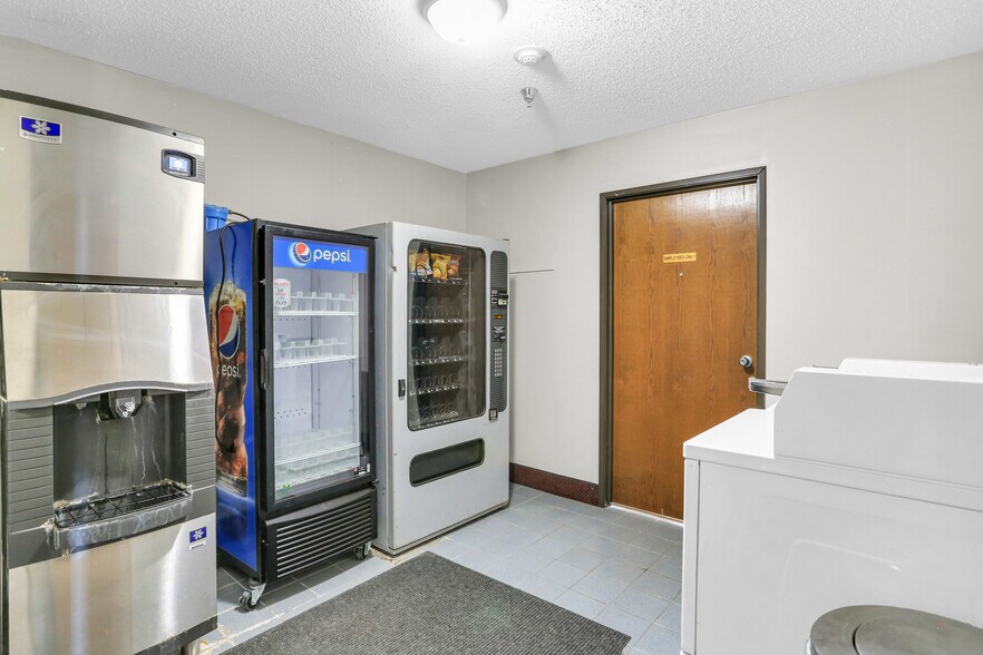 More Photos Of 630 W Main St, El Paso Hotel For Sale