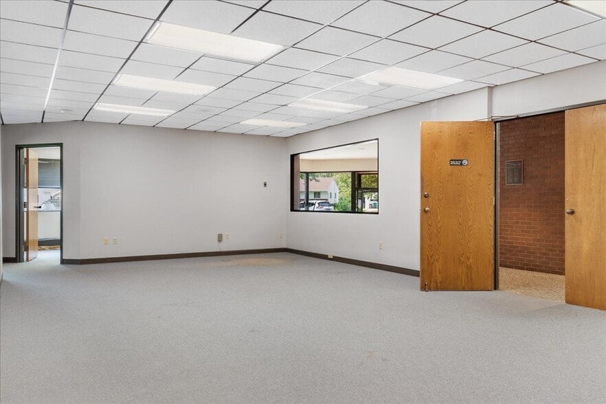 More Photos Of 40 Adloff Ln, Springfield Medical For Lease