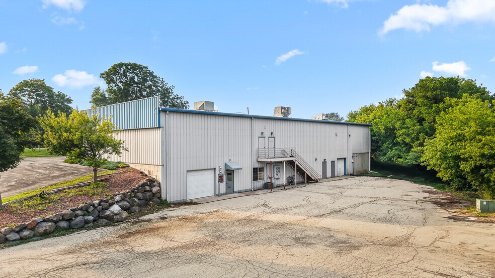 More Photos Of 1015 S Spring St, Beaver Dam Flex For Sale