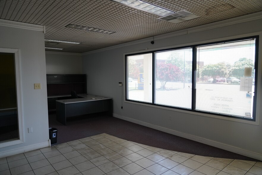 More Photos Of 800-810 N Main St, Anderson General Retail For Sale