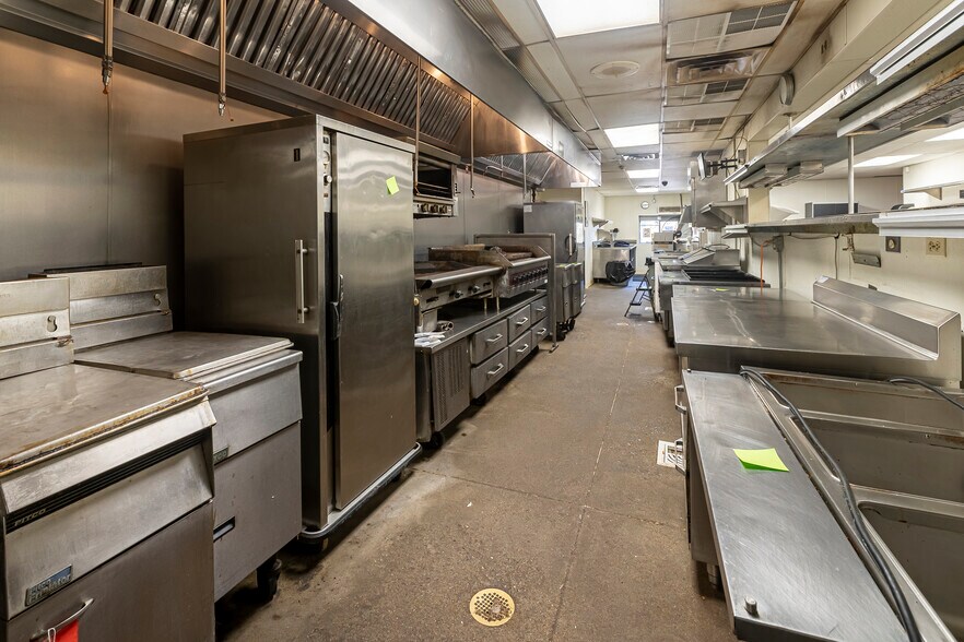 More Photos Of 2700 17th St, Marion General Retail For Sale