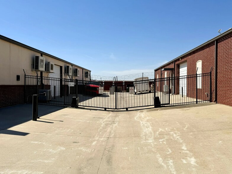 More Photos Of 413-417 S State St, Edmond Showroom For Lease