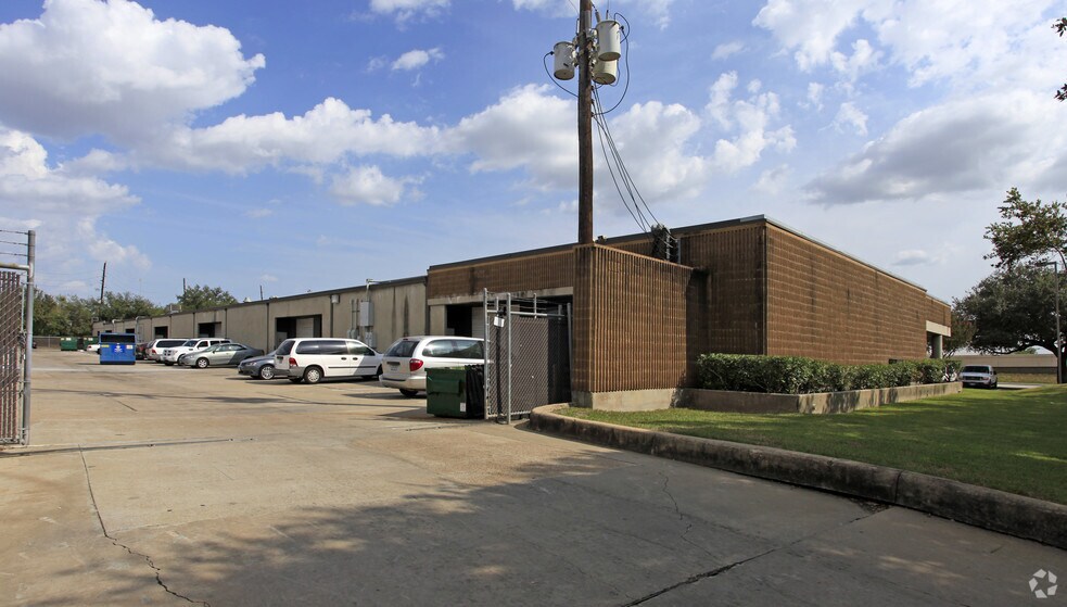 More Photos Of 900 S Loop Fwy W, Houston Flex For Lease
