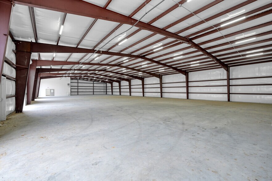 More Photos Of 535 S Persimmon St, Tomball Warehouse For Lease