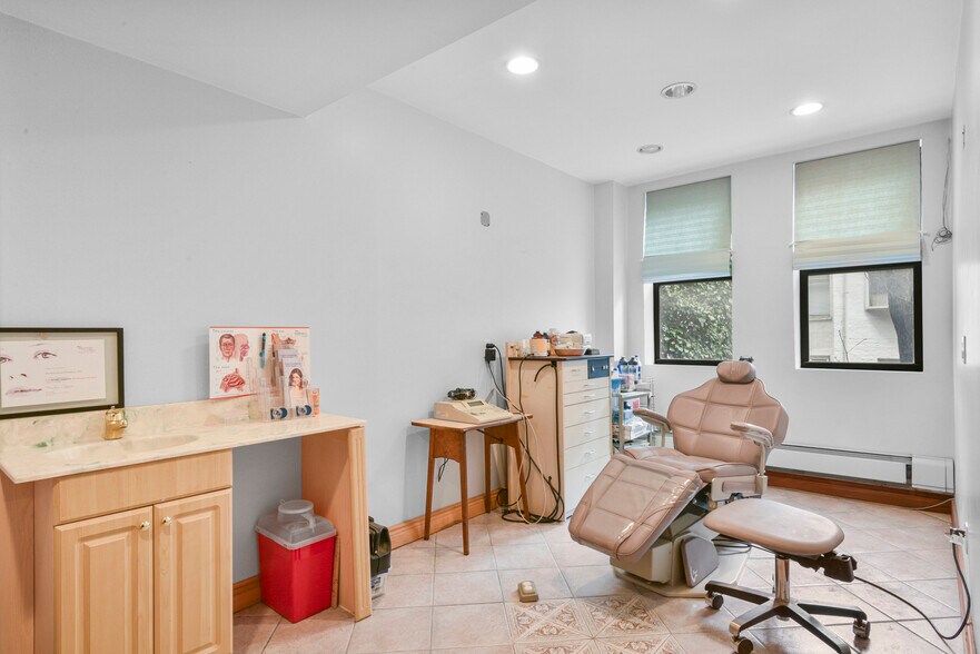 More Photos Of 115 E 61st St, New York Medical For Lease
