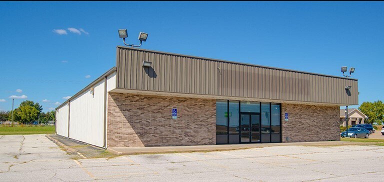 Primary Photo Of 1111 N Cole St, Bushnell Freestanding For Sale