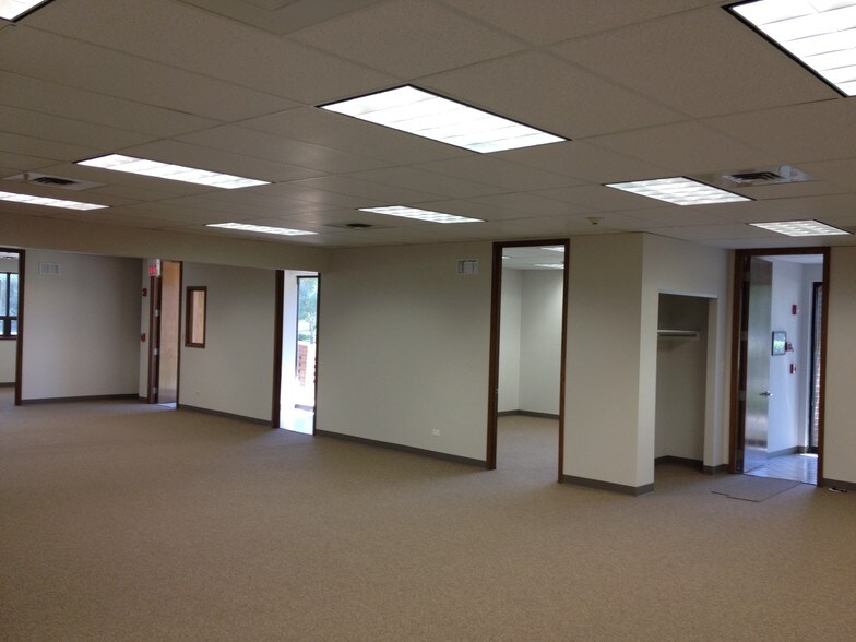 More Photos Of 100 Hillcrest Blvd, Schaumburg Office For Lease