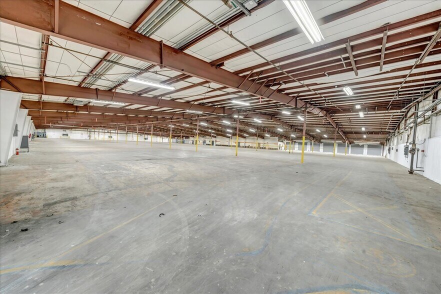 More Photos Of 206 Mathews St, Barnesville Distribution For Sale