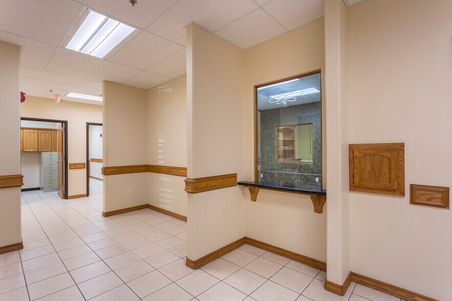 More Photos Of 1022 E Griffin Pky, Mission Medical For Sale