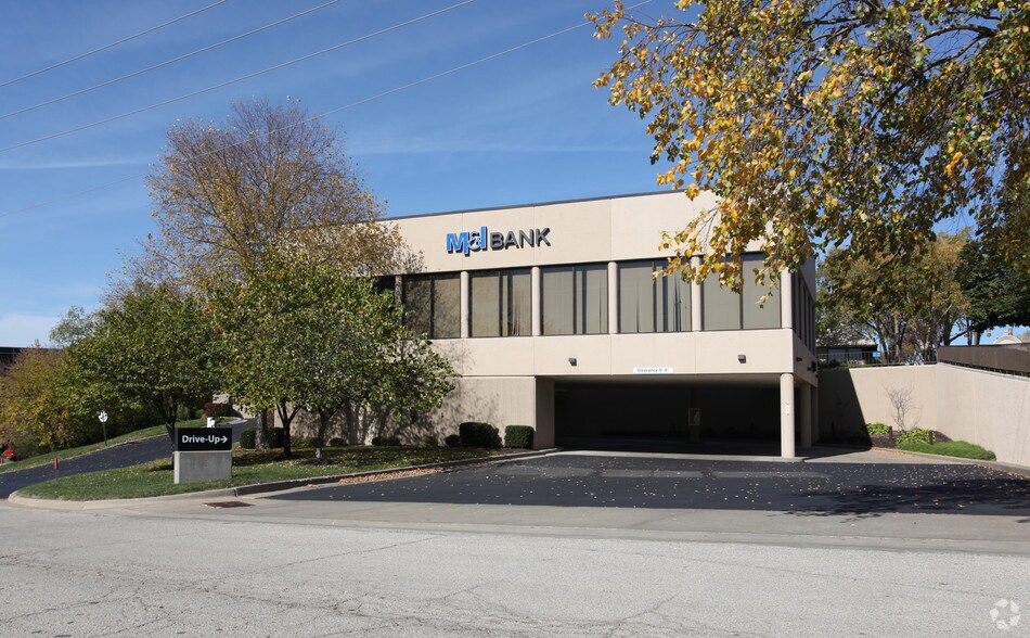 More Photos Of 8840 State Line Rd, Leawood Bank For Sale