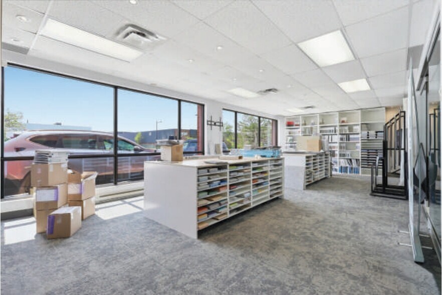 More Photos Of 8905 Boul Henri-Bourassa O, Saint-Laurent Showroom For Sale
